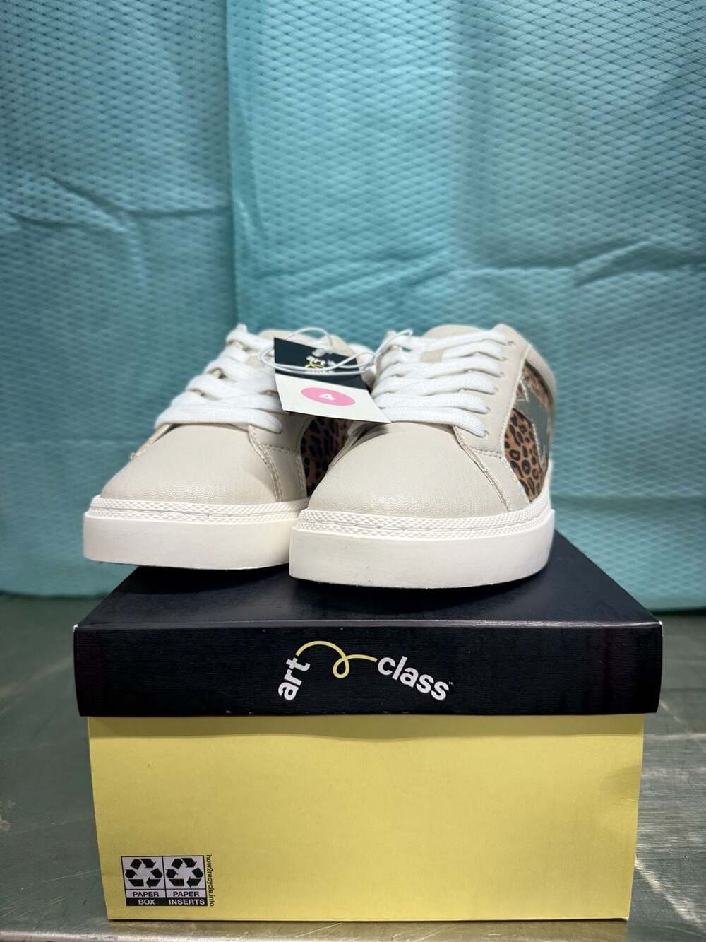 Art Class Kaitlyn Sneakers Size 4 Leopard Star